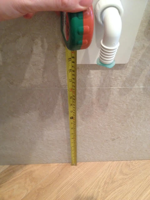 L'altezza dello scarico della lavatrice da terra è di 46 cm