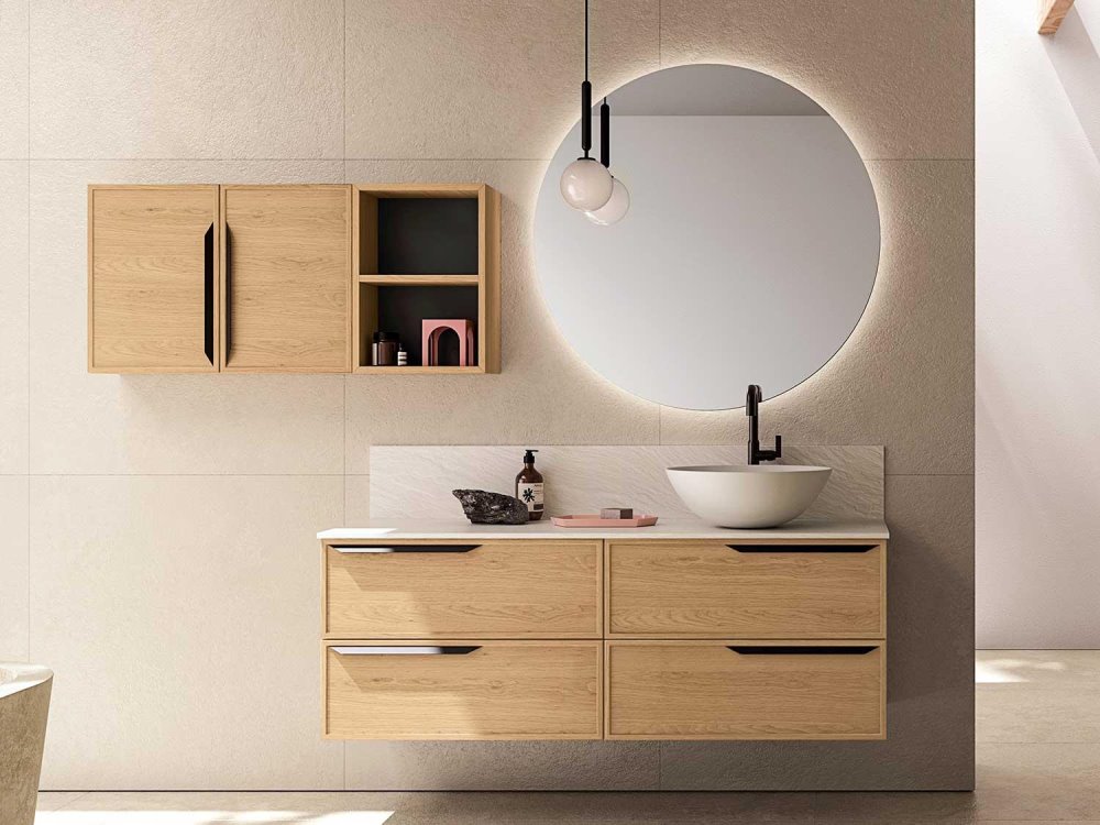 Bagno con mobile sospeso in legno e pensili coordinati