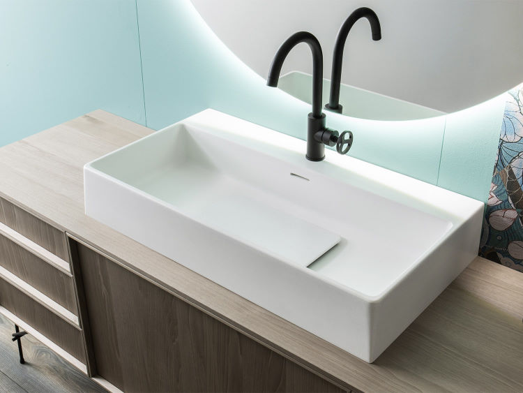 Lavabo in appoggio in resina Deimos Stone con miscelatore nero stile industriale