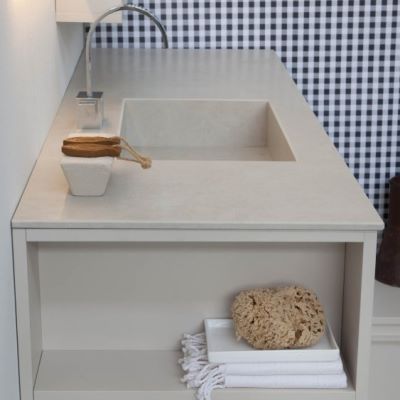 Idee - Mobile bagno moderno: una mensola per il lavabo