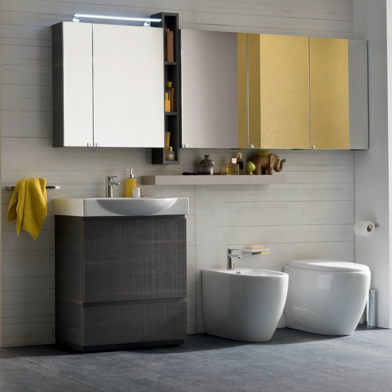 Mobile bagno moderno con lavabo integrato nel piano a consolle