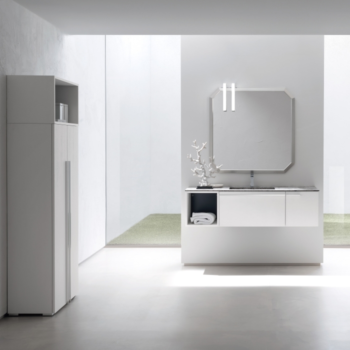 Mobile bagno sospeso in stile minimal chic N94 Atlantic, con colonna a due ante e vano a giorno