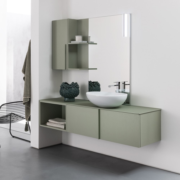 Bagno minimal con mobiletto sospeso verde e lavello bianco