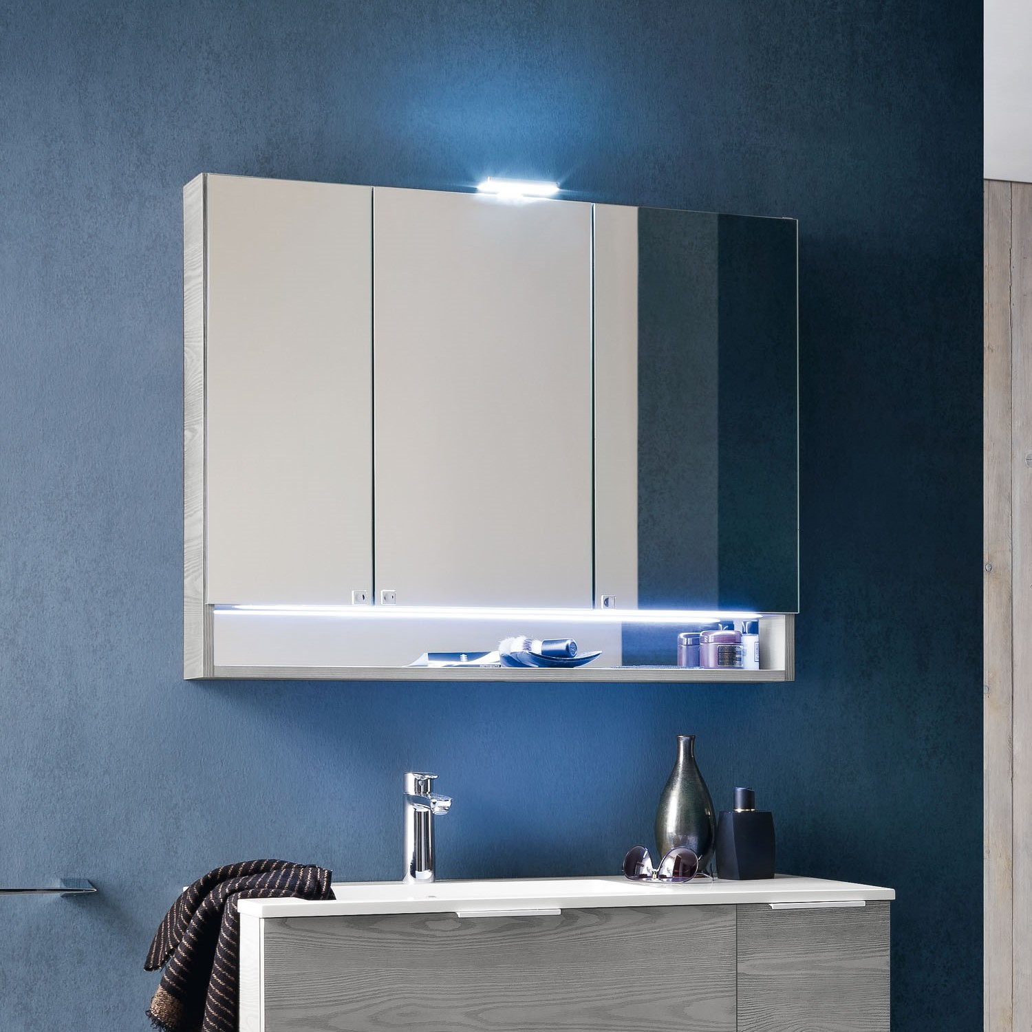 Specchiera contenitore da bagno con mensola inferiore Stocky. Disponibile cm 70, 85, 95, 105.