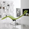 Chaise longue moderna in pelle verde in un salotto contemporaneo