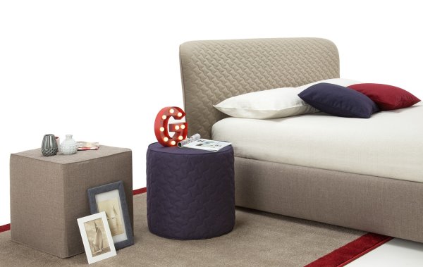 Pouf rotondo e quadrato usati come comodini