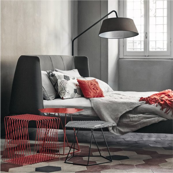 Comodini in filo metallico e lamiera