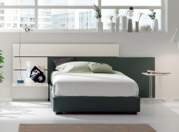 Letto piazza e mezza sommier verde scuro con boiserie abbinata e pannelli in legno bianco