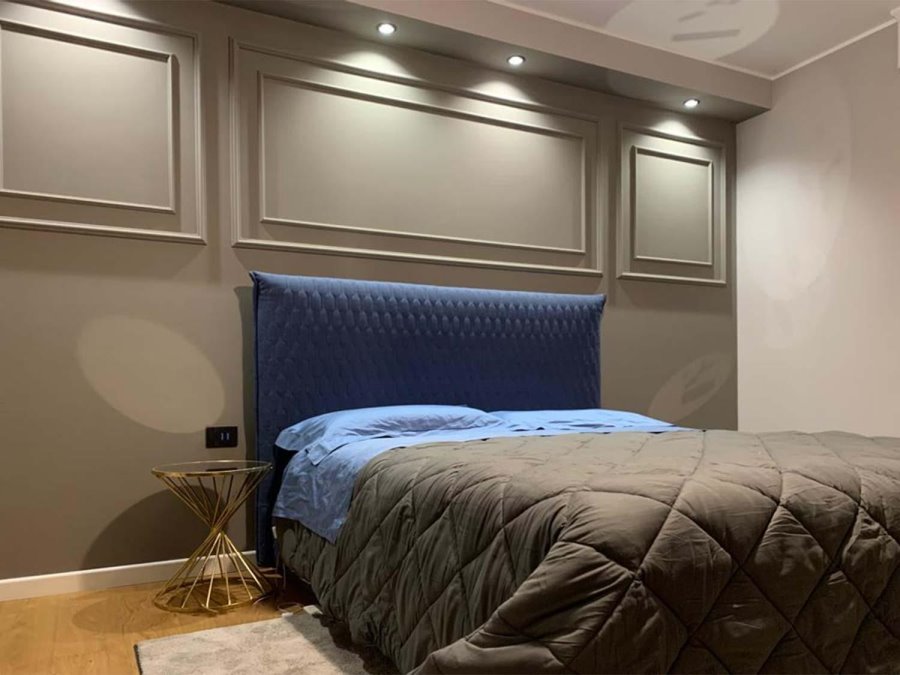 Camera con letto blu e parete tinteggiata di beige | Alva