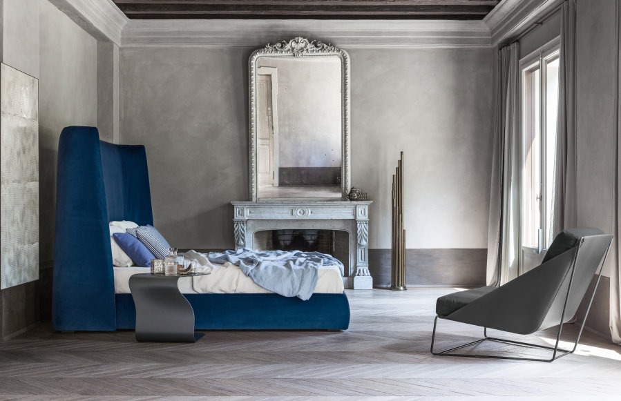 Camera con letto blu con pareti e arredamento grigio | Basket