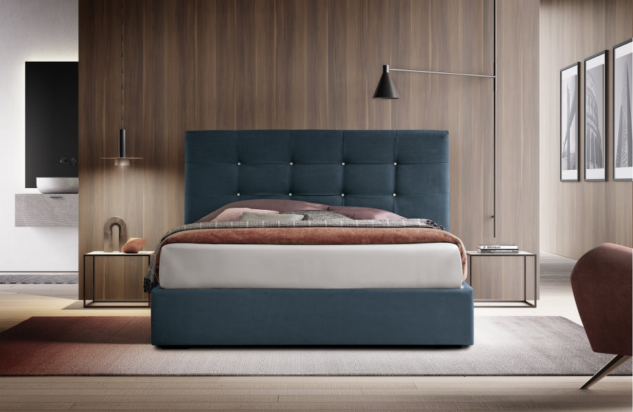 Camera con letto blu e pareti rivestite in legno | Numbat