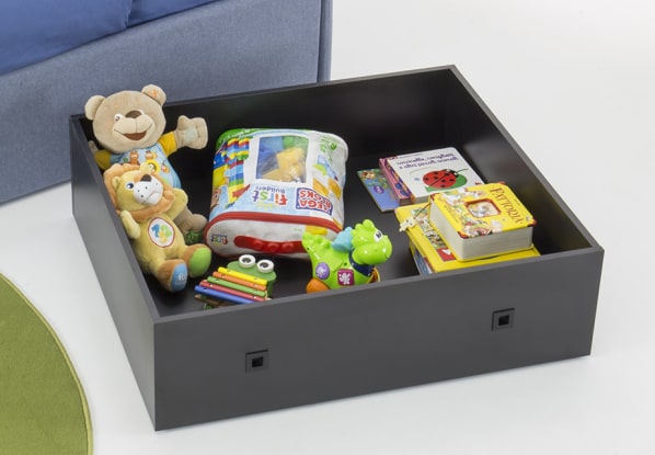 Dettaglio di un cassettone grigio utile come contenitore per giocattoli