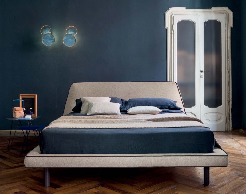 Letto imbottito linee essenziali beige con biancheria blu