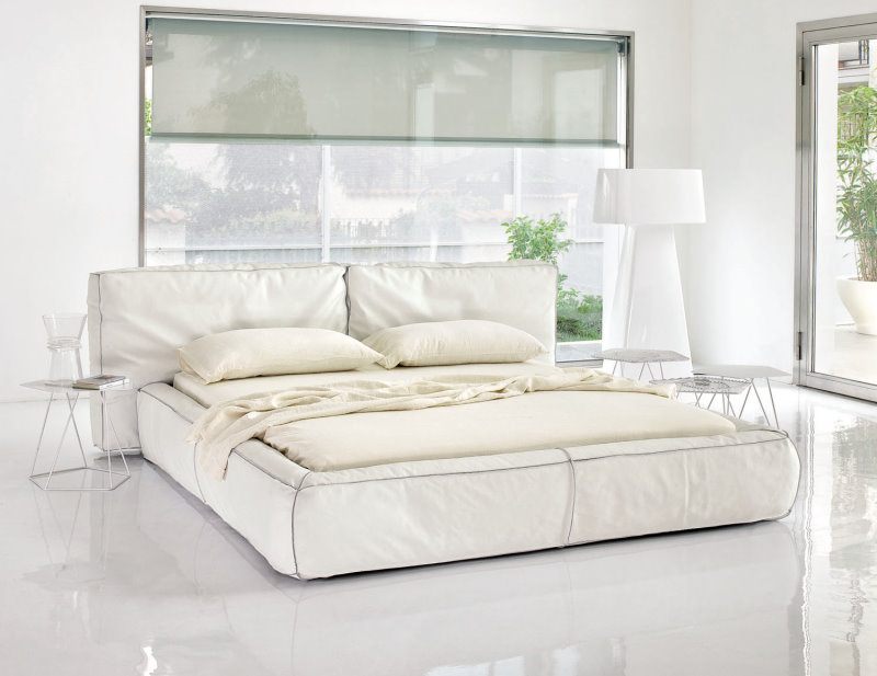 Letto Fluff - letto in tessuto bianco, imbottito in soffice piuma, cuciture con pizzicatura