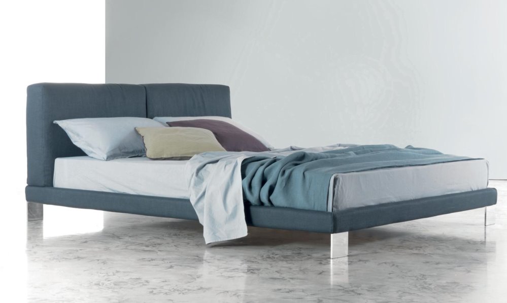 Letto imbottito rivestito in tessuto blu balena | Koda