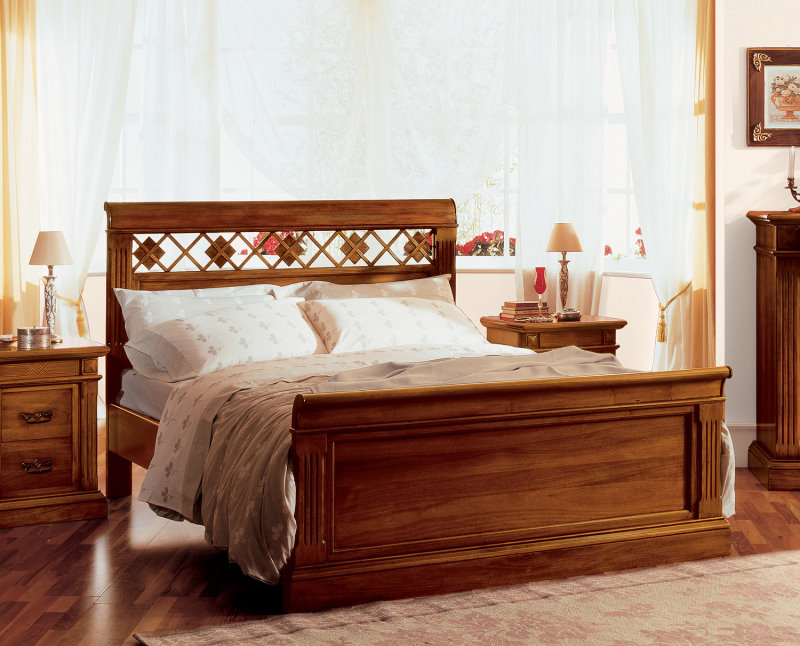 Il letto classico Flory ha una testiera alta cm 125 in legno con decorazione intagliata a rombi