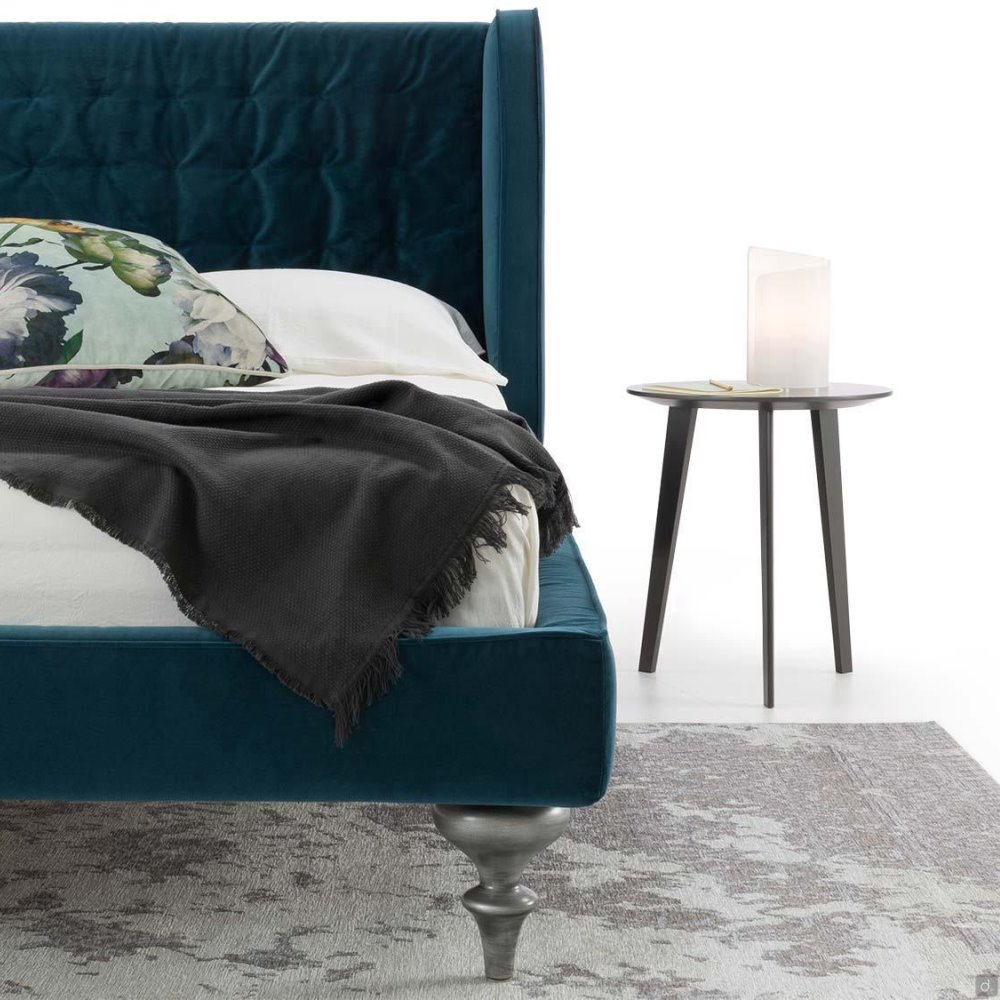 Letto matrimoniale in velluto color blu ottanio e tavolino-comodino