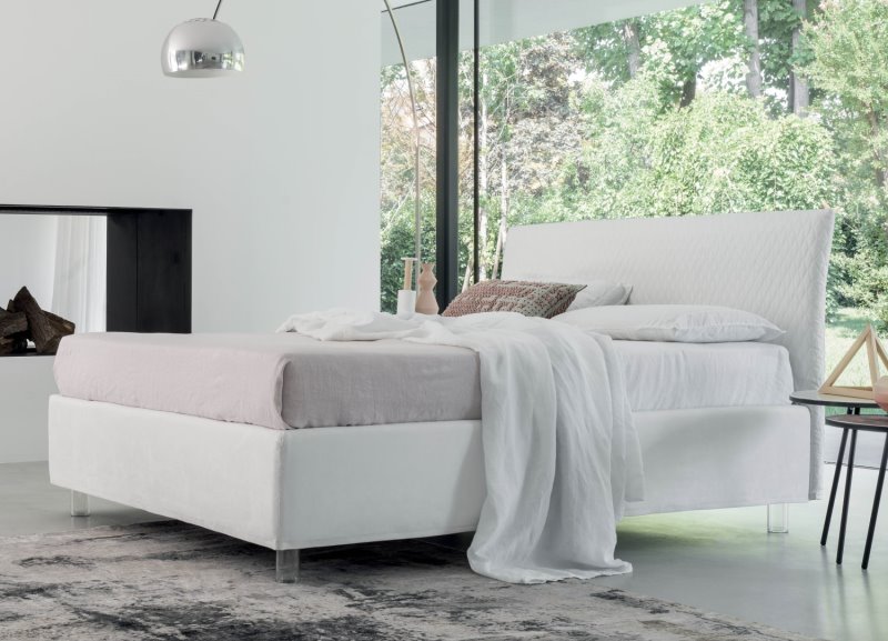 Letto Colby - bianco con giroletto liscio e testiera matelassé con motivo geometrico a rombi