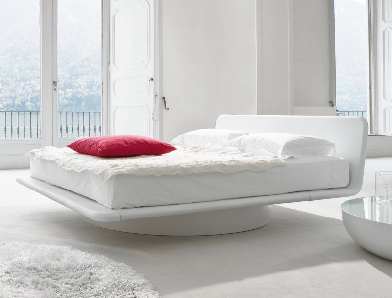 Letto Giotto - letto in pelle bianca sospeso su base cilindrica in metallo verniciato bianco