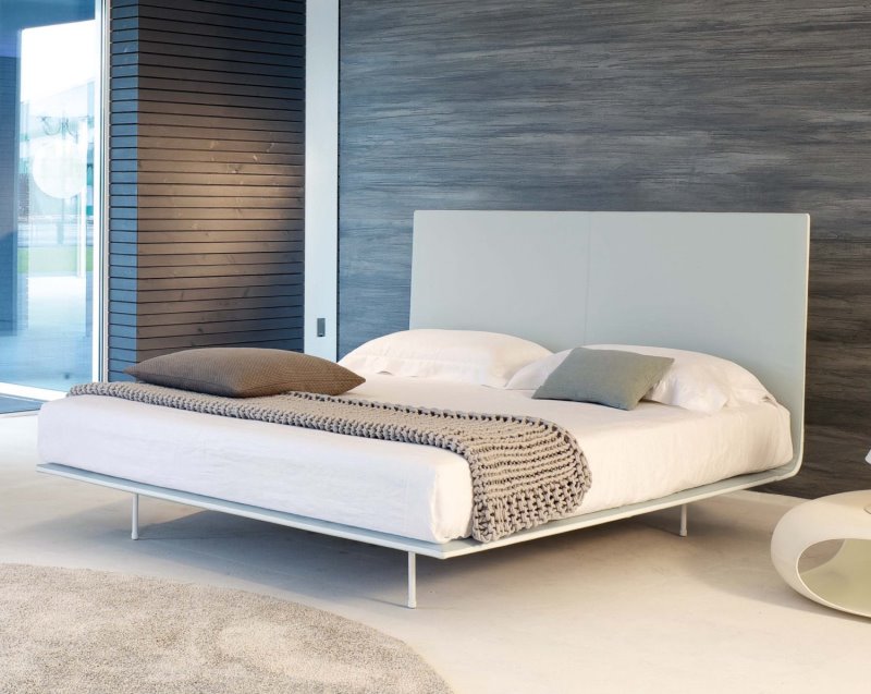 Letto Thin - letto moderno con testiera e giroletto sottili, in ecopelle bianca