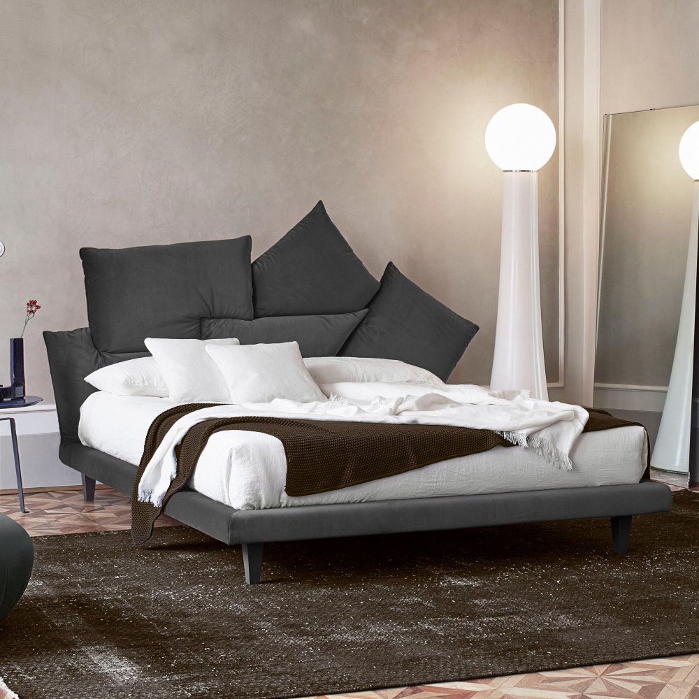 Letto dal design moderno grigio scuro con testiera asimmetrica Picabia di Bonaldo