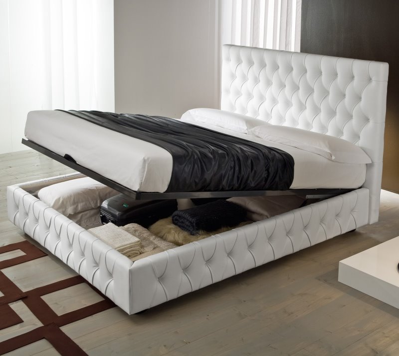 Lione è un letto bianco in ecopelle con testiera capitonnè alta cm 134 e larga cm 12