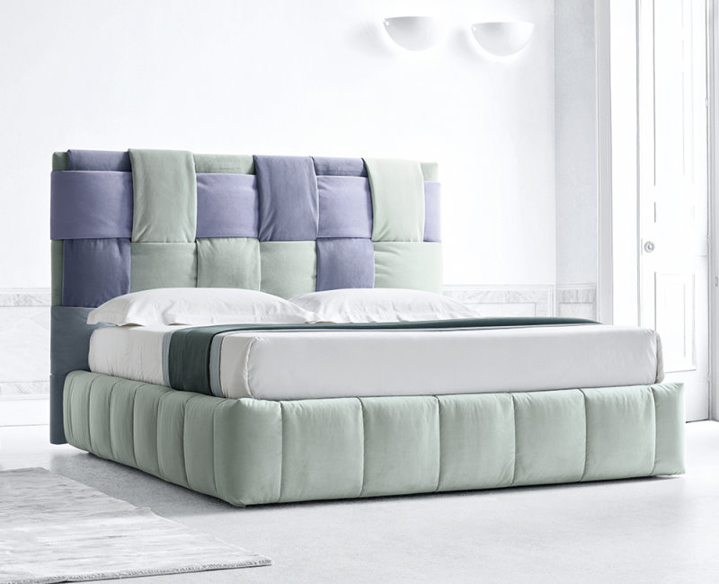 Stripes è un letto moderno, originale e personalizzabile: l’alta testiera è realizzata in tessuto intrecciato colorato