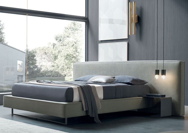 Letto king size con comodini e piedi in metallo Atlas cm 208 x 220 / 230. Materasso cm 180 x 190 / 200