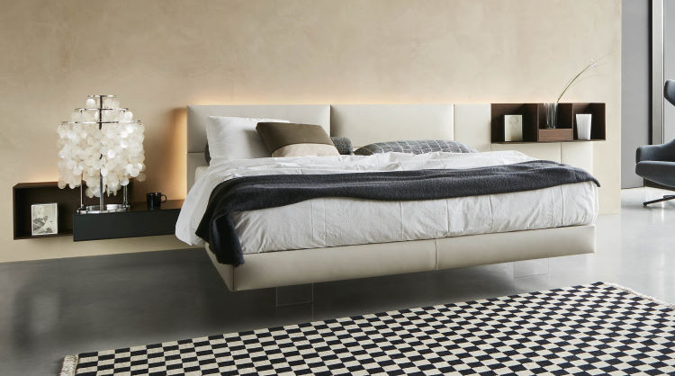 Letto king size imbottito con piedi in metacrilato California, cm 190 x 213,2. Materasso 180 x 200