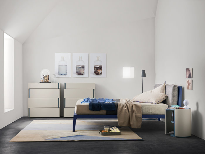 Letto in legno laccato blu