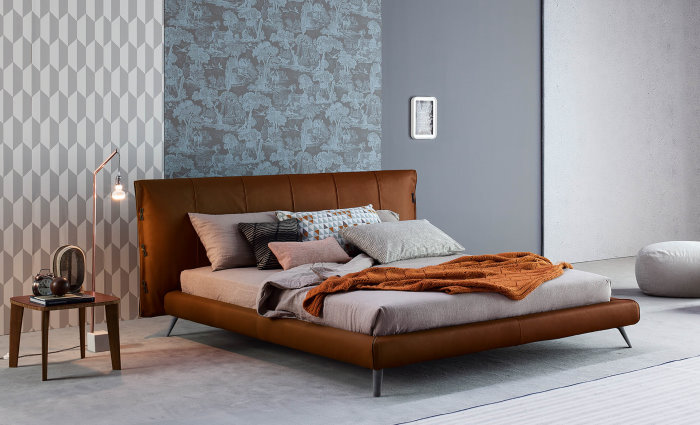 Letto design imbottito e rivestito in pelle Cuff