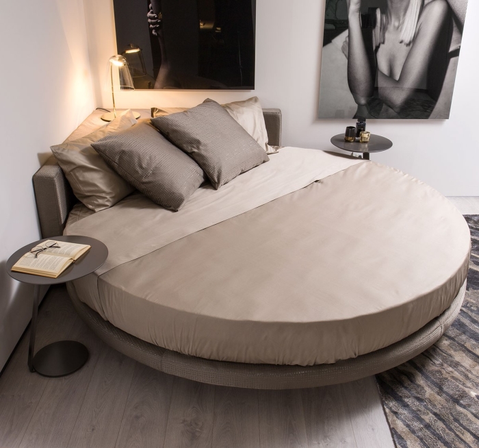 Palette total beige per questa camera con letto rotondo angolare e testiera imbottita curva Wheel