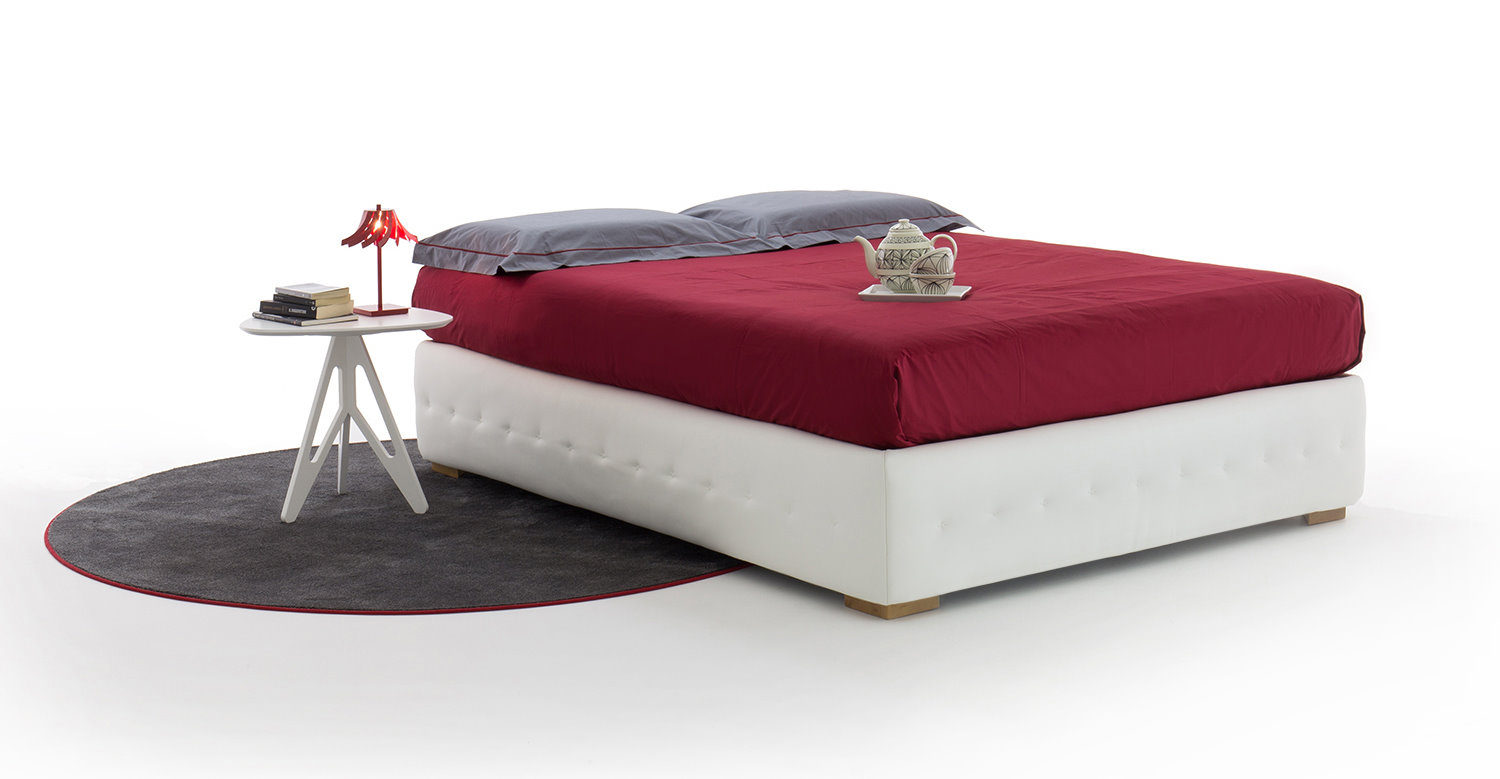 Letto More&Plus - sommier con giroletto bombato capitonnè, in pelle bianca