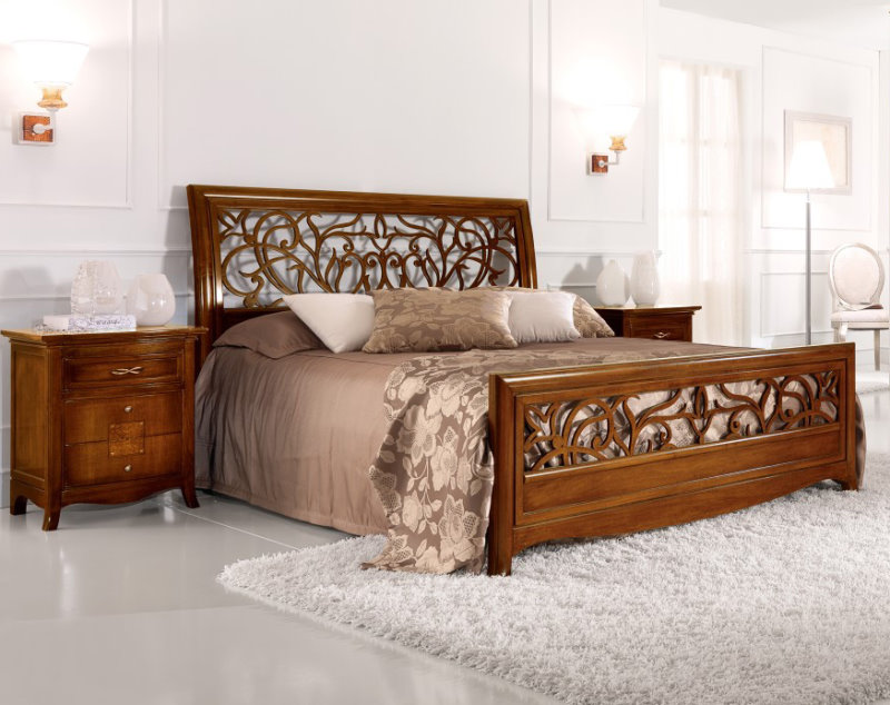 Il letto in legno Rosita ha una testiera alta molto particolare con decori intagliati simmetrici