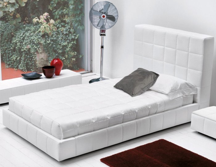 Letto imbottito bianco trapuntato Squaring (cm 133 x 229)