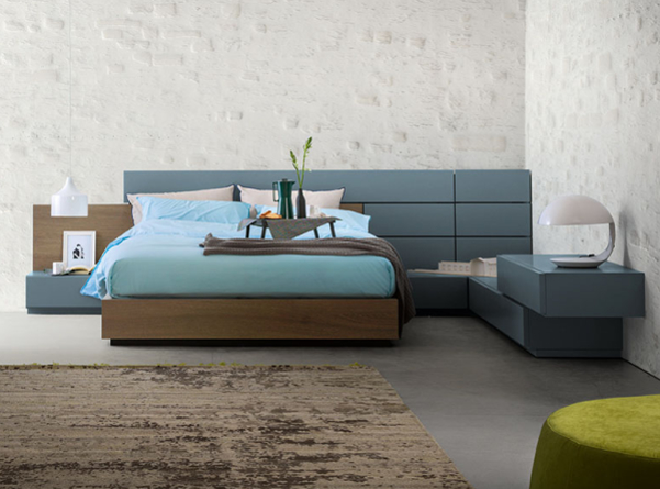 Letto sommier in legno con boiserie modulare azzurra