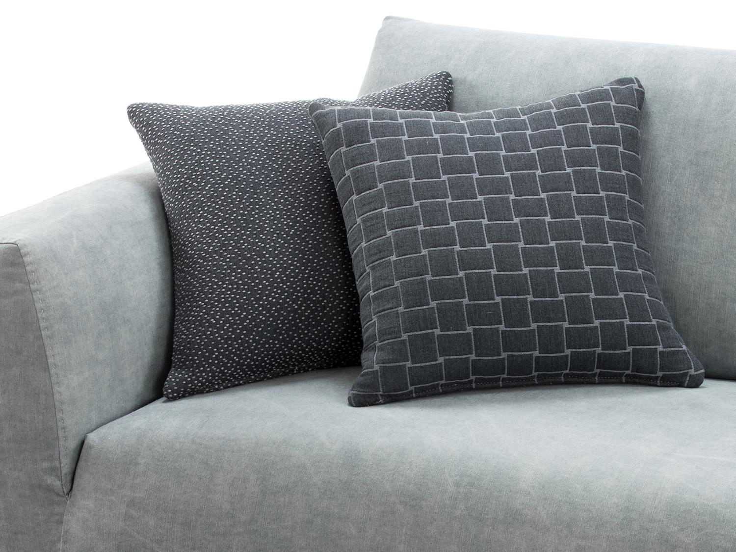 Cuscini grigio scuro su divano grigio chiaro