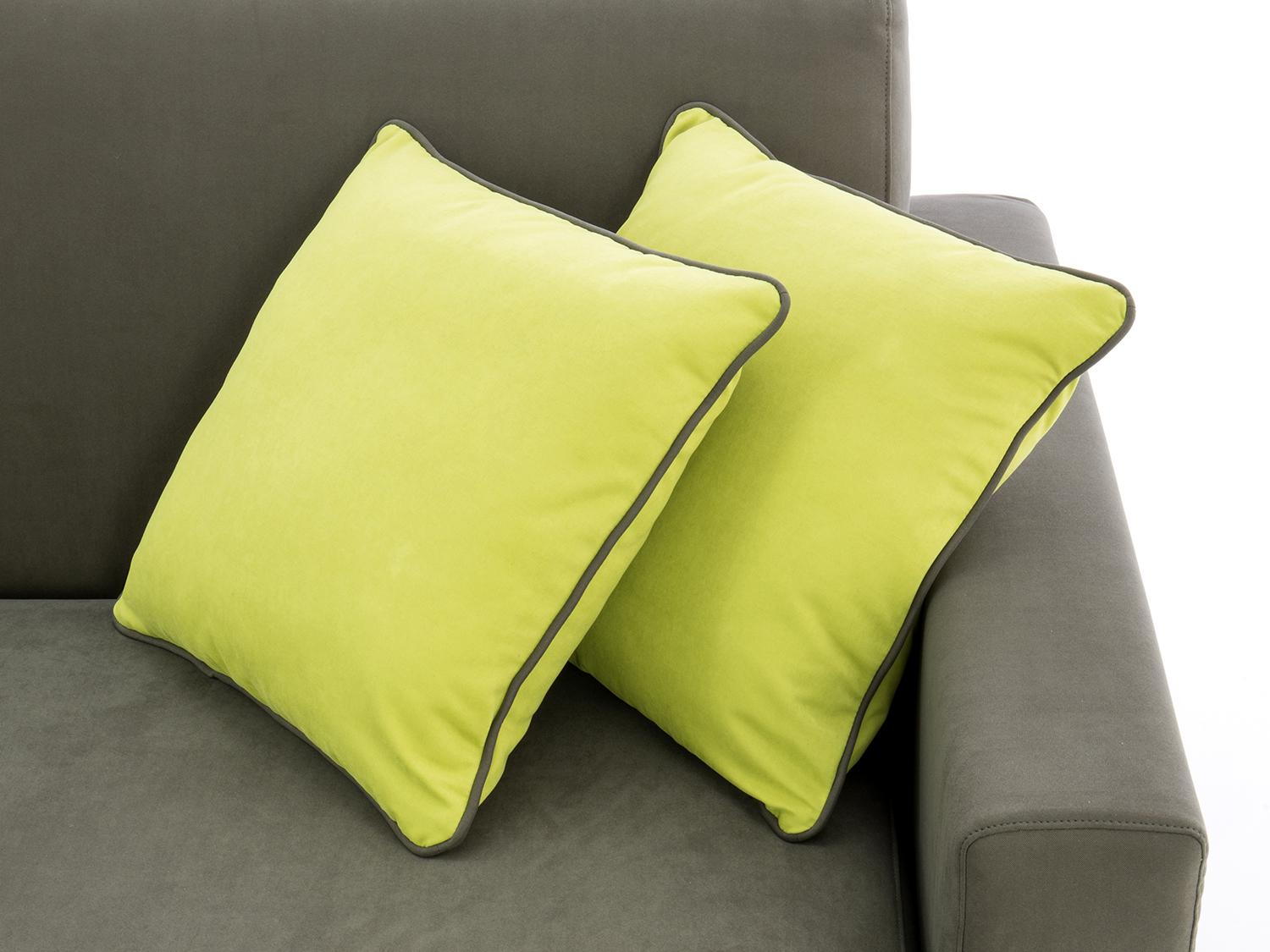 Cuscini gialli su divano grigio talpa