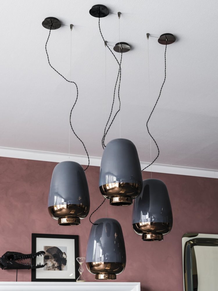 Composizione con lampadari in ceramica smaltata grigia