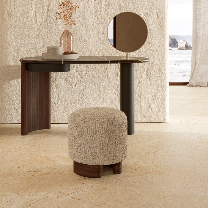 Pouf cilindrico imbottito con base in legno massello Aralia