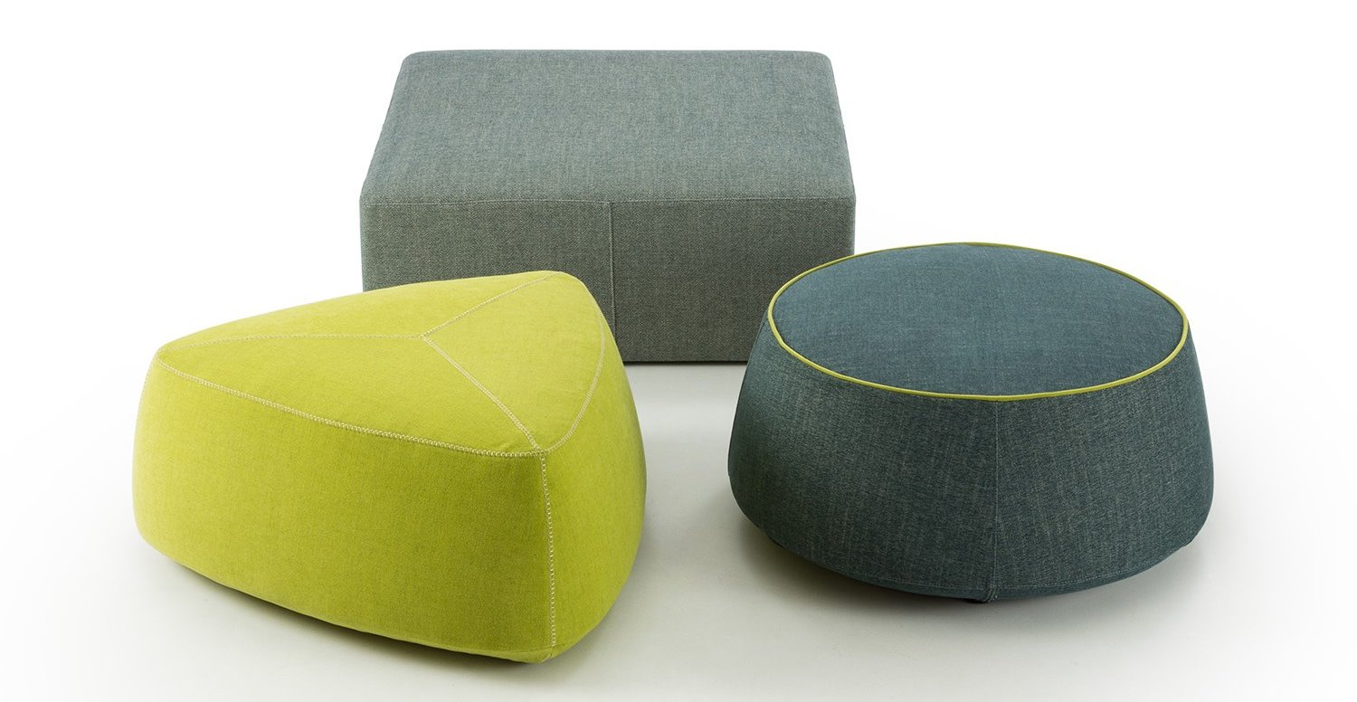 Pouf imbottito colorato, disponibile in diverse forme e rivestimenti