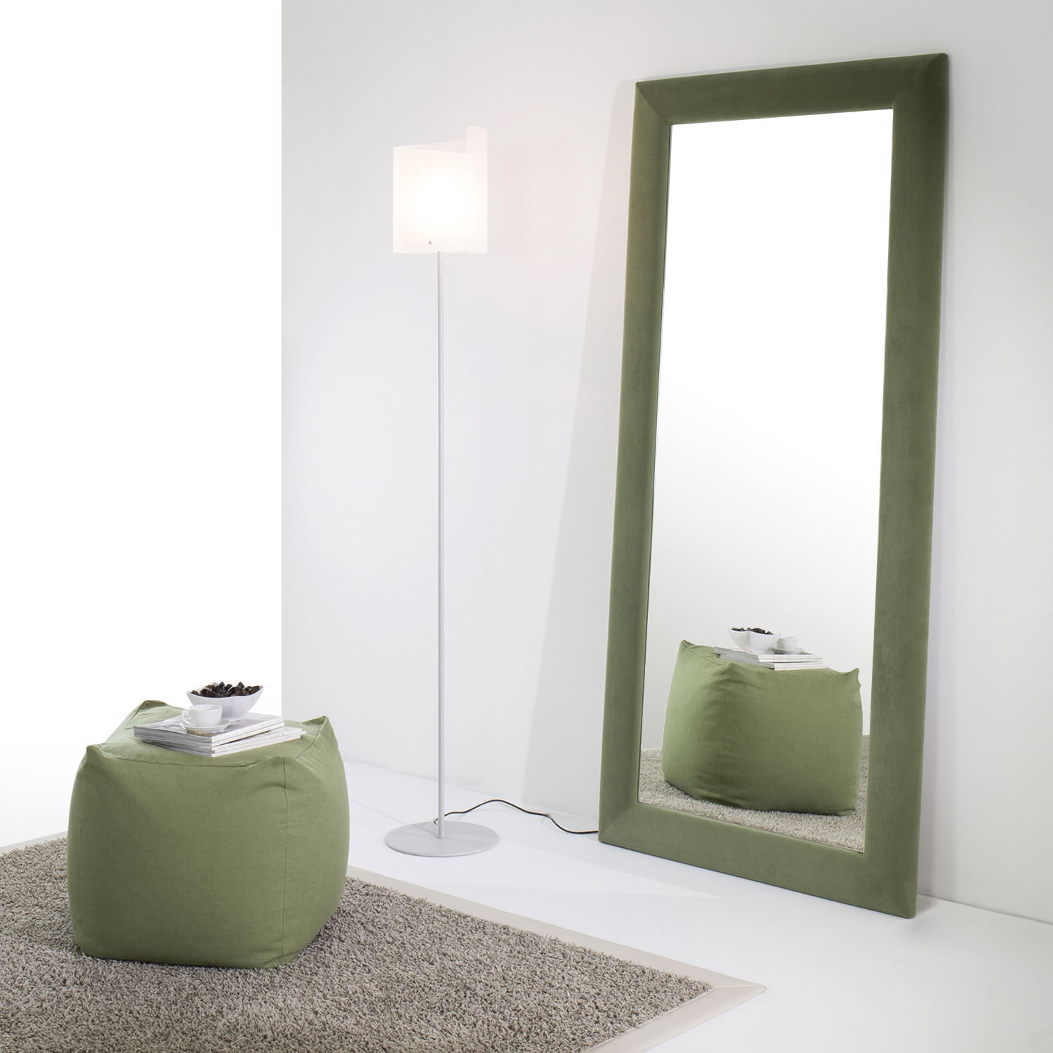 Specchio a figura intera e pouf coordinato verde oliva