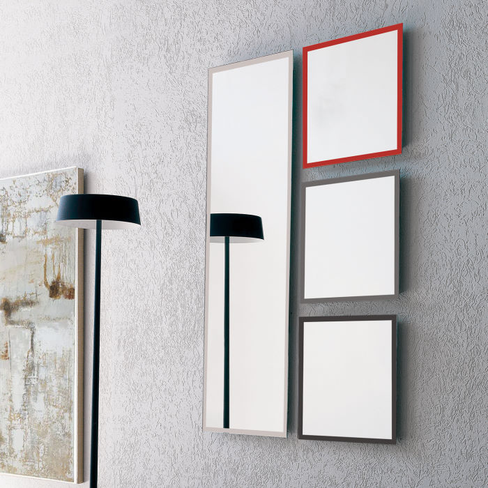 Set di specchi con cornici colorate diverse