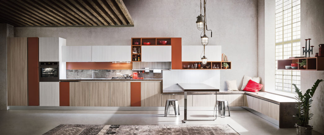 Cucina tricolore bianca, arancione e legno con tavolo a penisola effetto corten Six 08