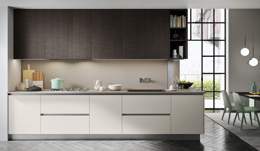 Cucina a l con basi bianche, top beige in quarzoresina e pensili in legno scuro Six 12