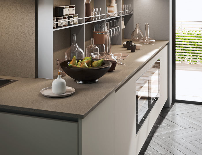 Dettaglio: cucina bianca con top in quarzoresina beige