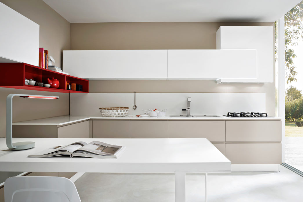 Cucina a L basi beige, top, pensili e tavolo bianchi