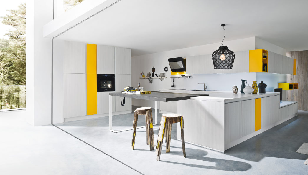 Open space con cucina in legno sbiancato con elementi gialli Six 07