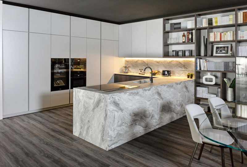 Cucina con penisola rivestita effetto marmo bianco con venature grigie - Klab 01