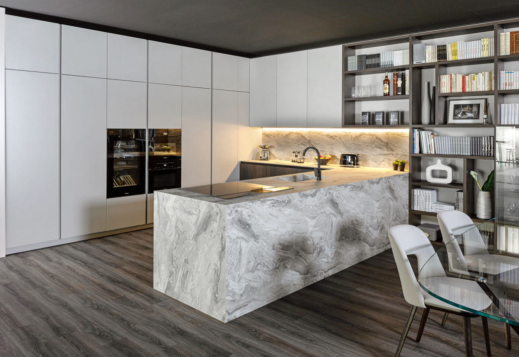 Cucina a ferro di cavallo con grande penisola in hpl effetto marmo Kitchen Lab